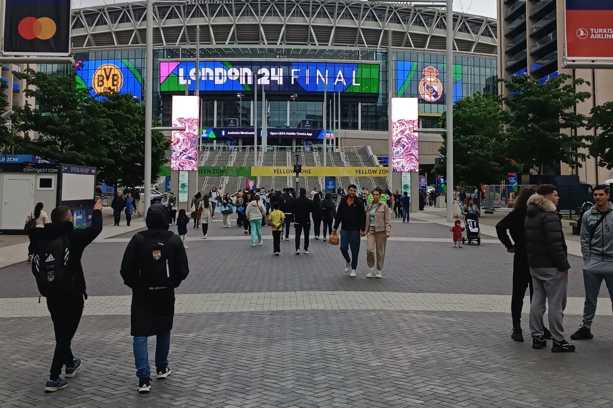 Bișnițari la stadionul Wembley, înaintea finalei de Liga Campionilor