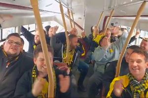 Reporterii GSP au dat peste fanii Borussiei Dortmund în autobuz » Imagini tari înaintea finalei!