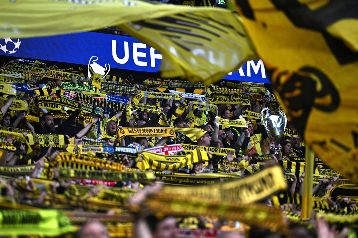 Scenografii spectaculoase la finala Ligii Campionilor » Salut inedit între jucătorii lui Dortmund și galerie