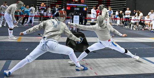 Vlad Covaliu (dreapta), în duel cu Aslan Tolga, la CE U-23 Foto Facebook Eurofencing