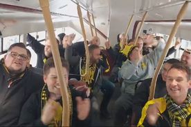 Reporterii GSP s-au întâlnit în autobuz cu ultrașii Borussiei Dortmund » Imagini cu atmosfera incendiară creată de suporteri