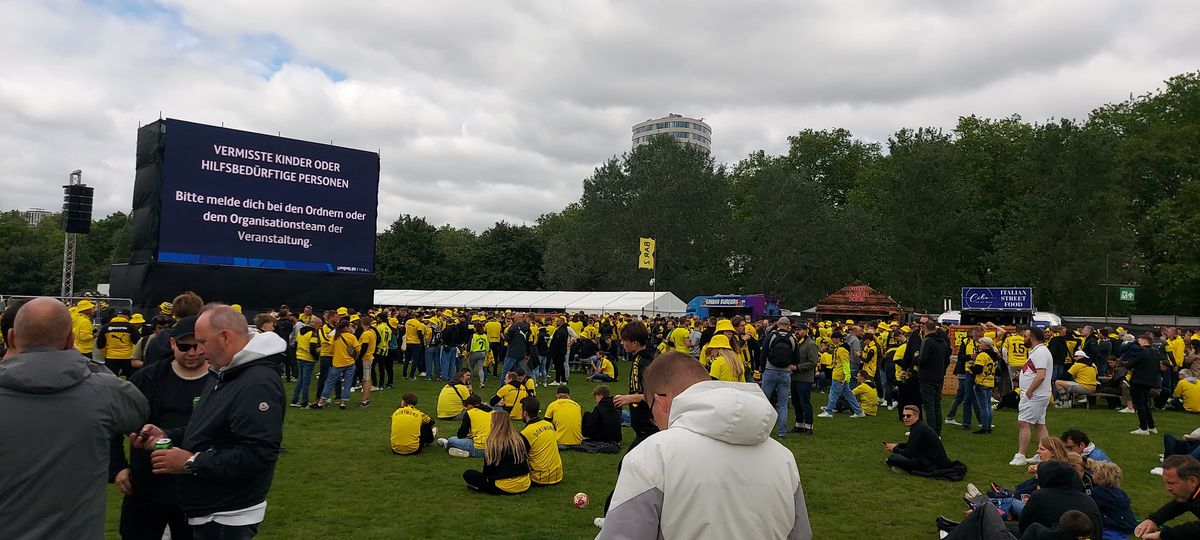 Imagini din fan-zone-ul celor de la Borussia Dortmund