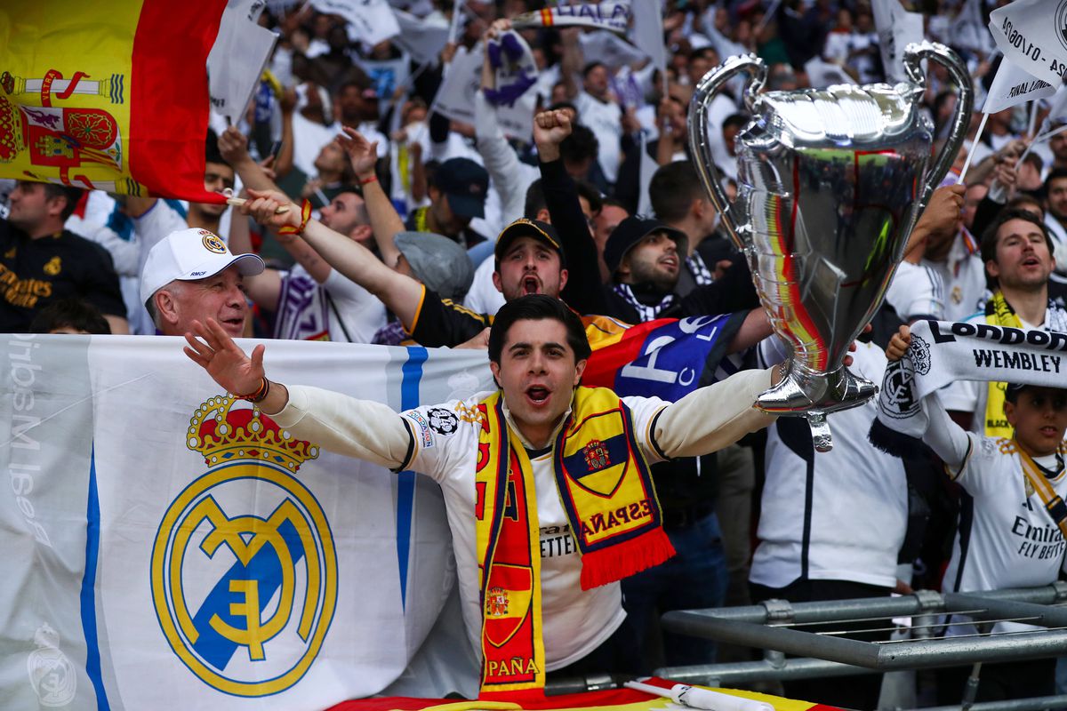 Scenografii spectaculoase la finala Ligii Campionilor » Salut inedit între jucătorii lui Dortmund și galerie