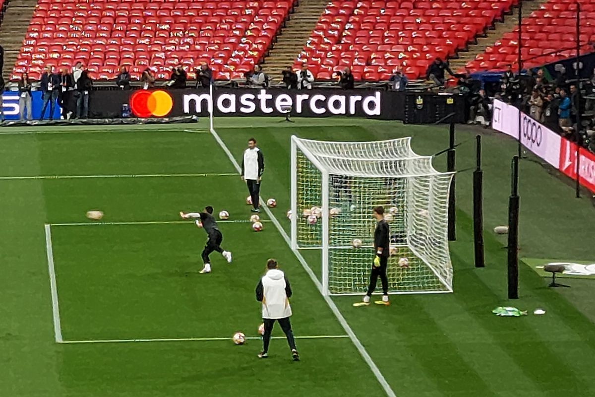 Bișnițari la stadionul Wembley, înaintea finalei de Liga Campionilor