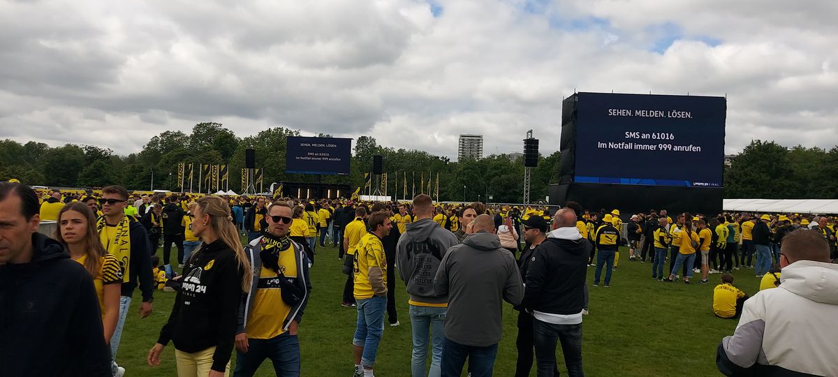 Imagini din fan-zone-ul celor de la Borussia Dortmund