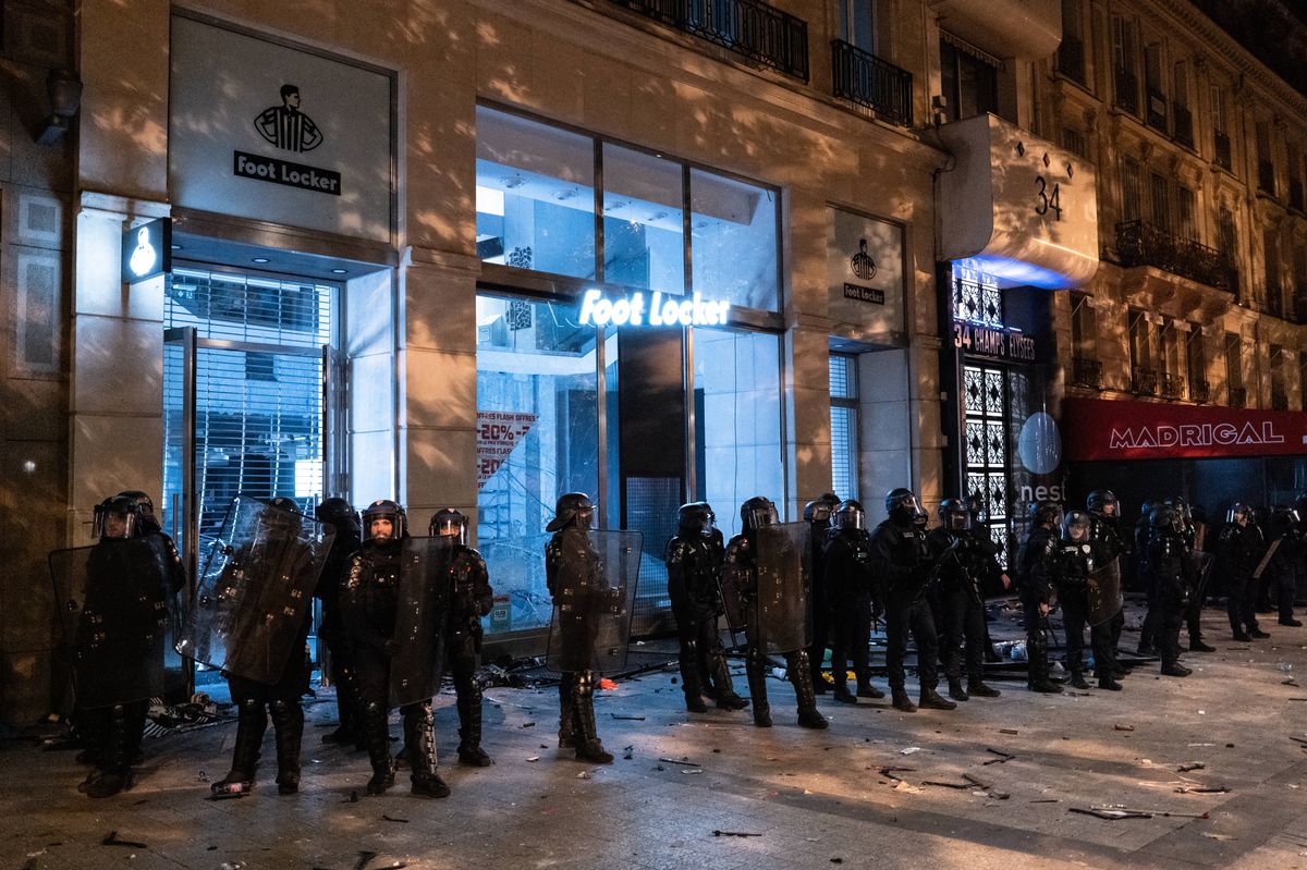 Emmanuel Macron a condamnat incidentele violente din Paris: „Vom urmări, vom pedepsi, vom fi neobosiți”