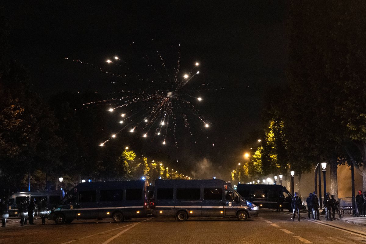 Emmanuel Macron a condamnat incidentele violente din Paris: „Vom urmări, vom pedepsi, vom fi neobosiți”