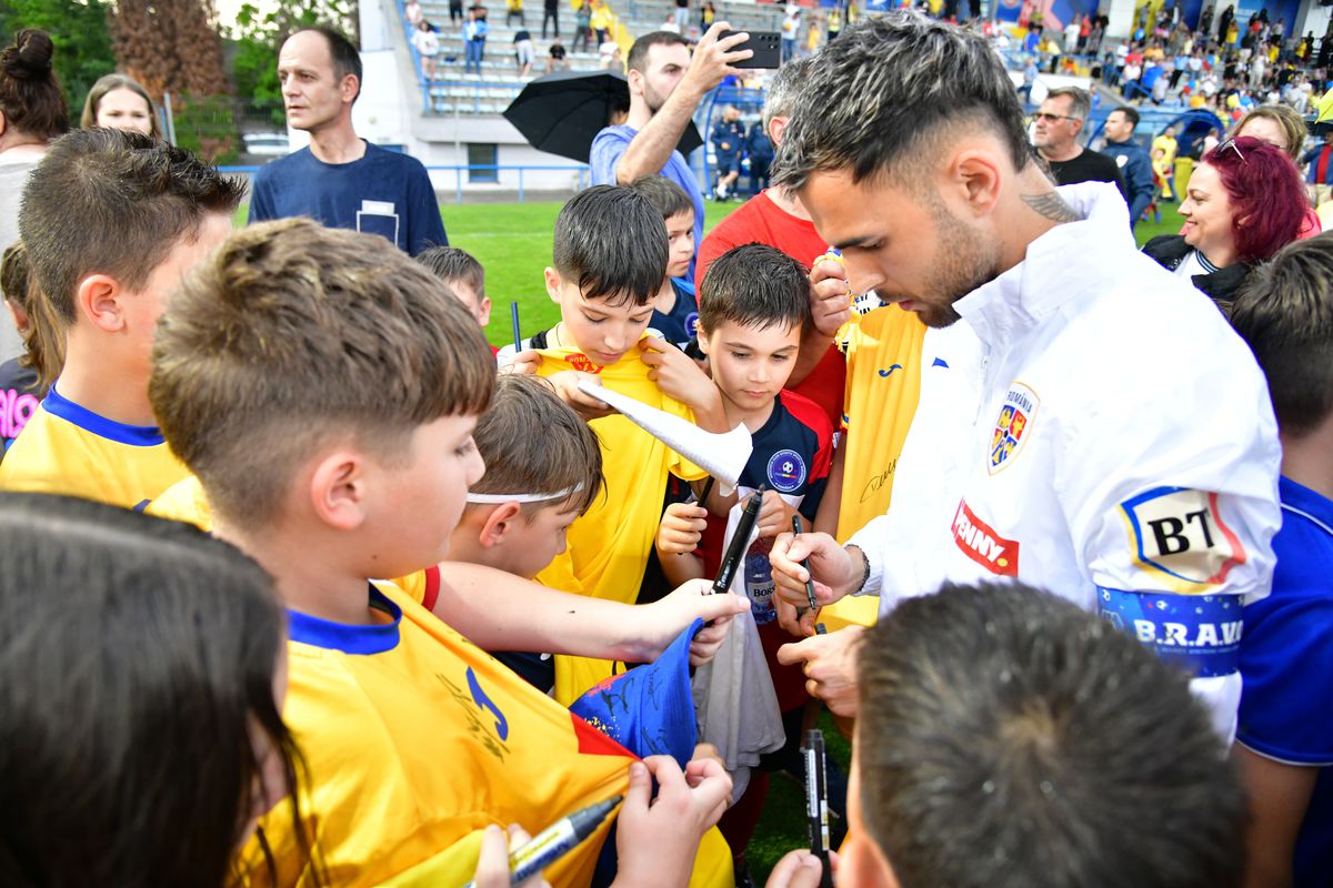 România a susținut un antrenament deschis înainte de dubla cu Austria și Cipru » De 1 iunie, tricolorii au dat autografe copiilor