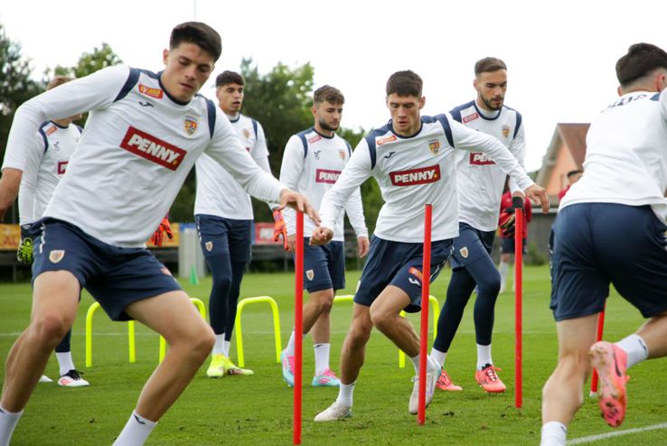 Mario Tudose, în stânga, în cantonamentul austriac al naționalei U21 / Sursă foto: frf.ro