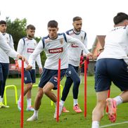 Mario Tudose, în stânga, în cantonamentul austriac al naționalei U21 / Sursă foto: frf.ro