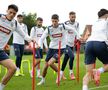 Mario Tudose, în stânga, în cantonamentul austriac al naționalei U21 / Sursă foto: frf.ro
