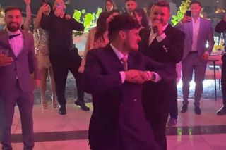 Show la nunta lui Olaru » Au apărut imaginile de la petrecere: Florinel Coman a dansat pe maneaua lui Budescu