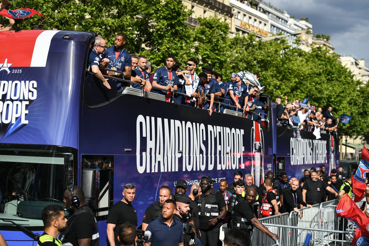 Parisul, în sărbătoare! Imagini memorabile: zeci de mii de fani au întâmpinat-o pe PSG » Discursul președintelui Macron