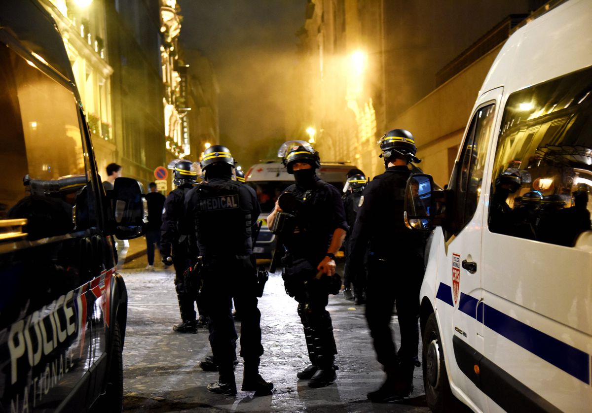 Emmanuel Macron a condamnat incidentele violente din Paris: „Vom urmări, vom pedepsi, vom fi neobosiți”