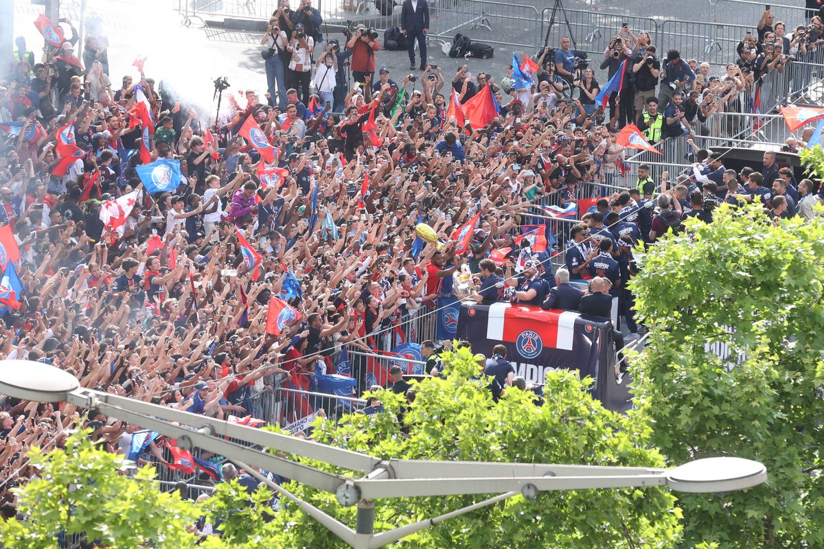 Parisul, în sărbătoare! Imagini memorabile: zeci de mii de fani au întâmpinat-o pe PSG » Discursul președintelui Macron