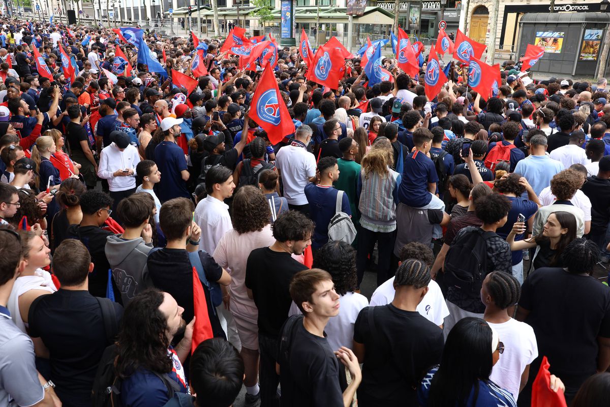 Parisul, în sărbătoare! Imagini memorabile: zeci de mii de fani au întâmpinat-o pe PSG » Discursul președintelui Macron