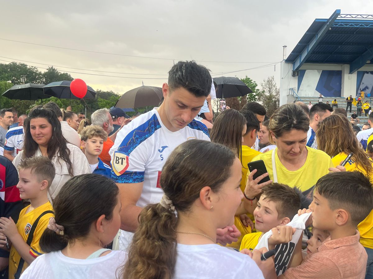 România, antrenament deschis publicului înainte de dubla cu Austria și Cipru » Fotbaliștii au dat autografe copiilor