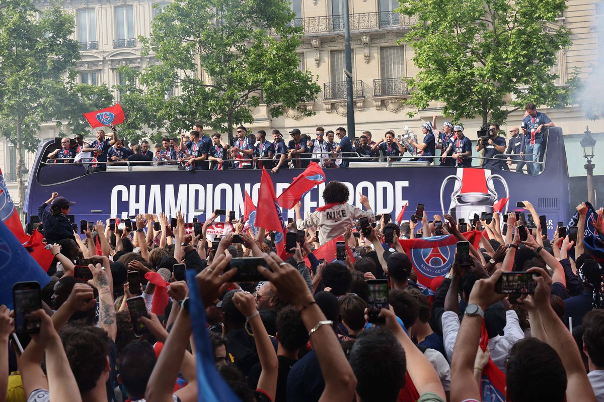 Parisul, în sărbătoare! Imagini memorabile: zeci de mii de fani au întâmpinat-o pe PSG » Discursul președintelui Macron