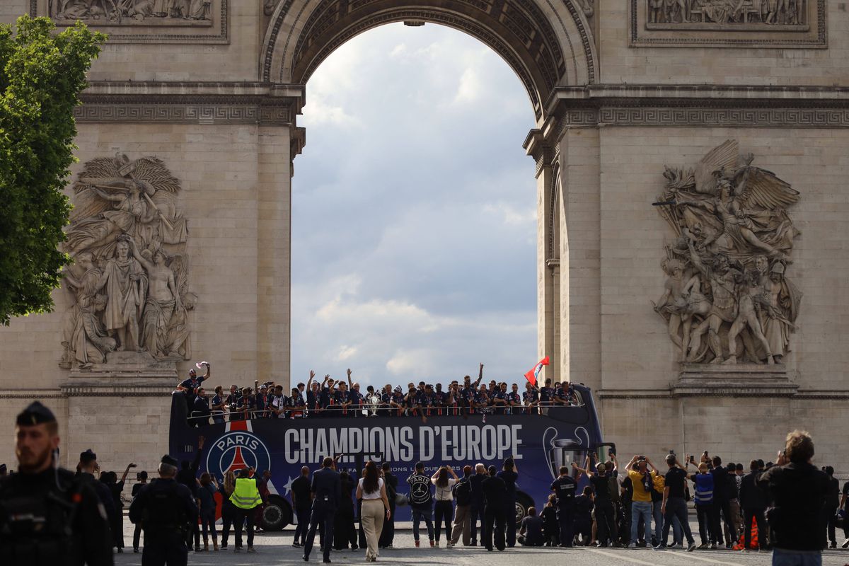 Parisul, în sărbătoare! Imagini memorabile: zeci de mii de fani au întâmpinat-o pe PSG » Discursul președintelui Macron