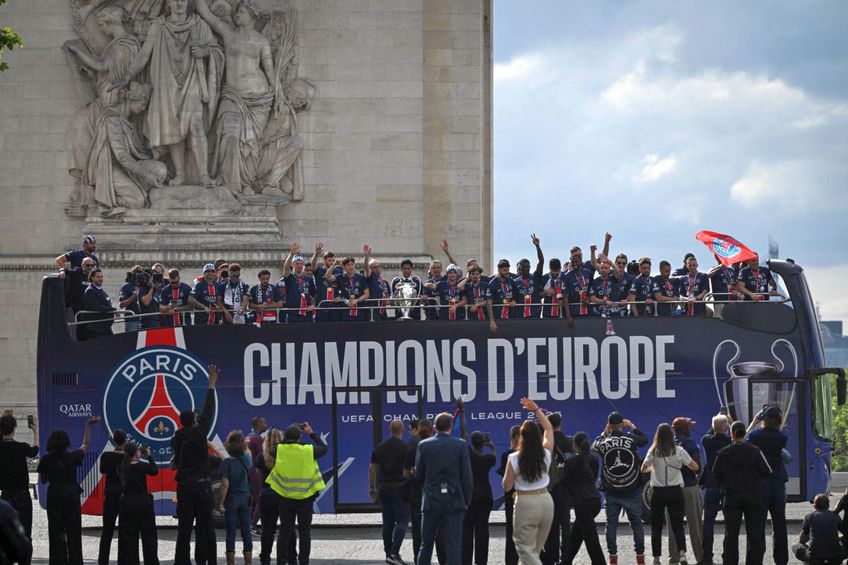 FOTO Parisul, în sărbătoare! Imagini memorabile: zeci de mii de fani au întâmpinat-o pe PSG » Discursul președintelui Macron