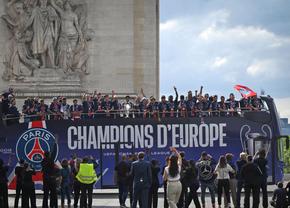 Parisul, în sărbătoare! Imagini memorabile: zeci de mii de fani au întâmpinat-o pe PSG » Discursul președintelui Macron