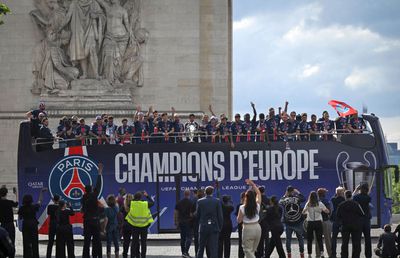 Parisul, în sărbătoare! Imagini memorabile: zeci de mii de fani au întâmpinat-o pe PSG » Discursul președintelui Macron