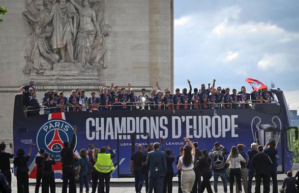 Parisul, în sărbătoare! Imagini memorabile: zeci de mii de fani au întâmpinat-o pe PSG » Discursul președintelui Macron