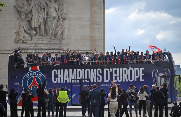 Parisul, în sărbătoare! Imagini memorabile: zeci de mii de fani au întâmpinat-o pe PSG » Discursul președintelui Macron