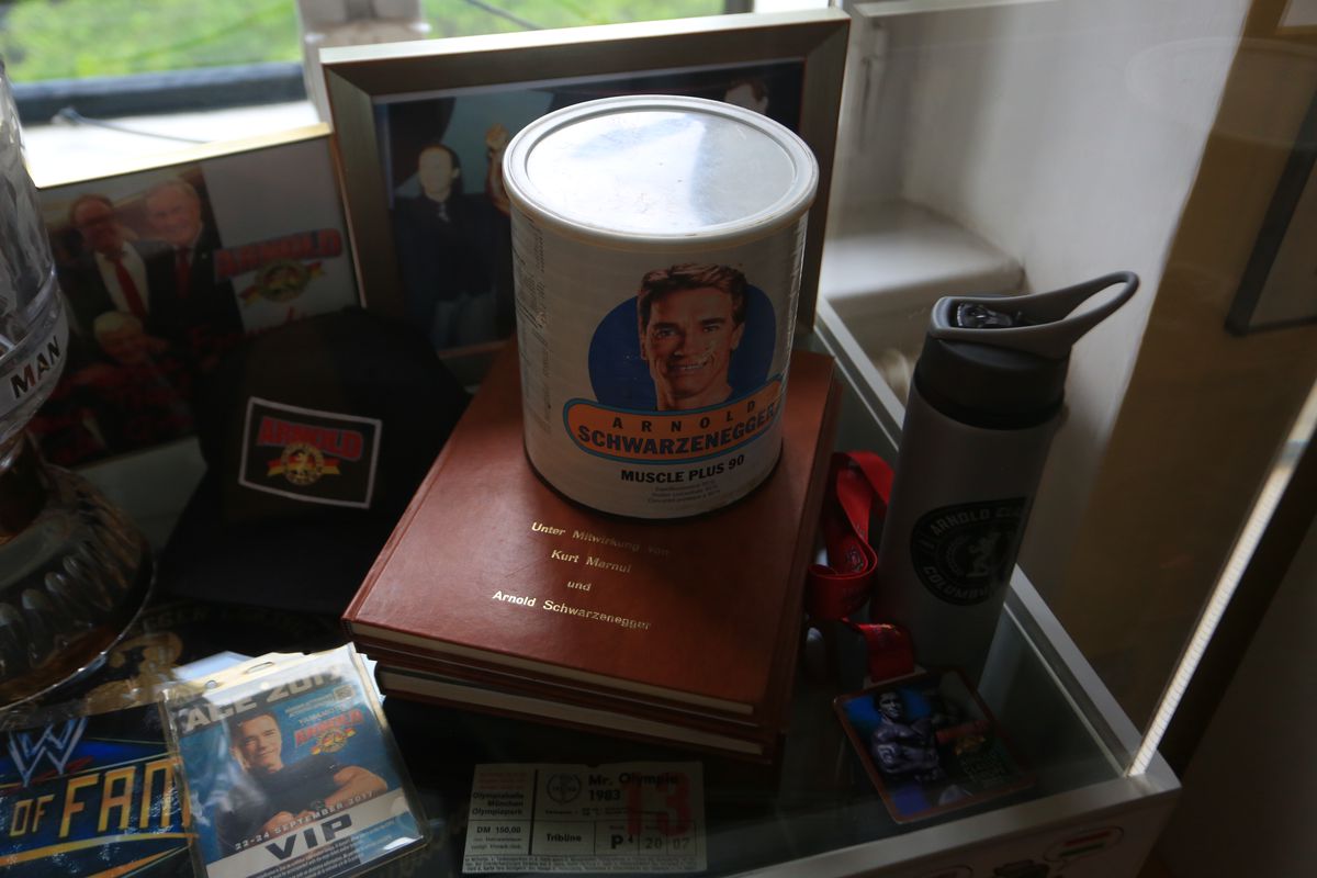 Casa lui Arnold Schwarzenegger, la 45 de minute de România U21 » Trei lumi într-una și peste 1000 de obiecte unicat în arhiva intimă a „Terminatorului”