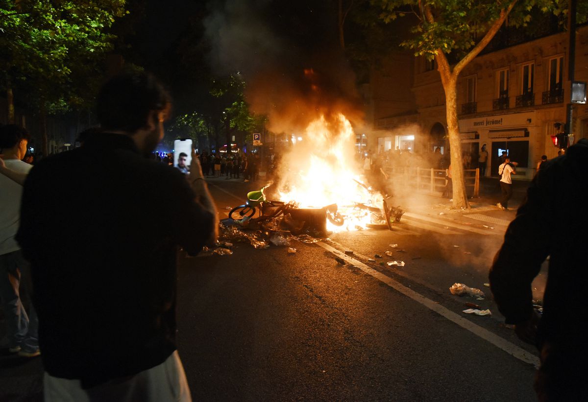 Emmanuel Macron a condamnat incidentele violente din Paris: „Vom urmări, vom pedepsi, vom fi neobosiți”