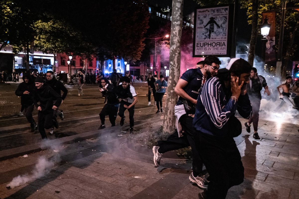 Emmanuel Macron a condamnat incidentele violente din Paris: „Vom urmări, vom pedepsi, vom fi neobosiți”