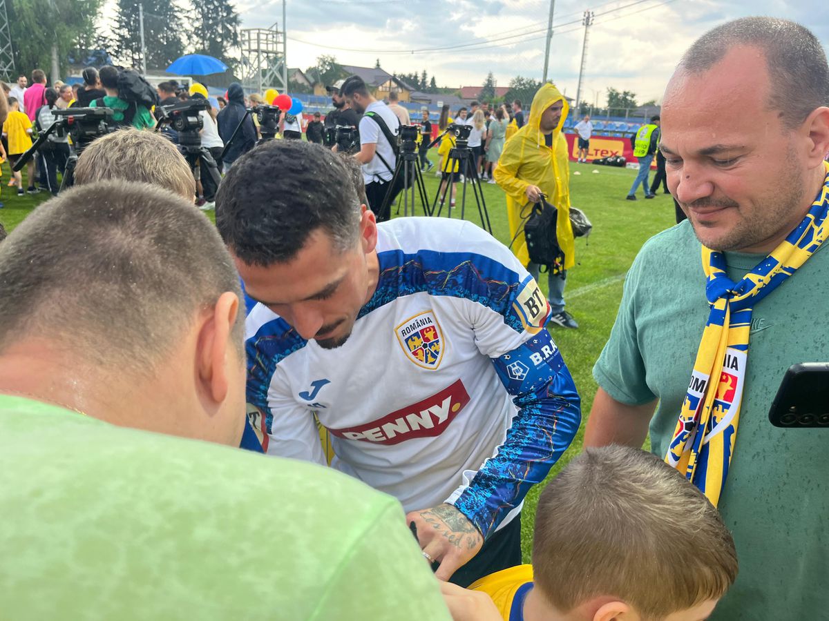 România, antrenament deschis publicului înainte de dubla cu Austria și Cipru » Fotbaliștii au dat autografe copiilor