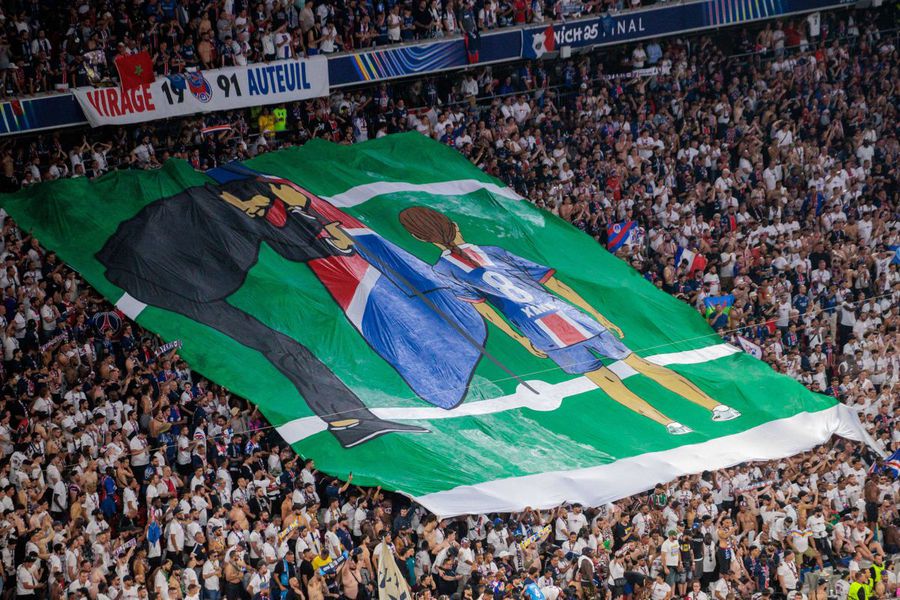 Scenografia înduioșătore a fanilor lui PSG, în memoria Xanei, fiica de 9 ani antrenonului Luis Enrique, stinsă din viață în august 2019 / Foto: Imago Ici c'est Lucho!