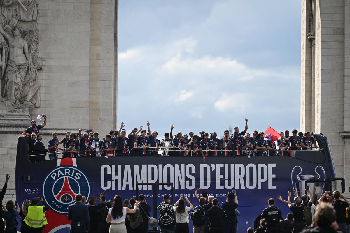 Parisul, în sărbătoare! Imagini memorabile: zeci de mii de fani au întâmpinat-o pe PSG » Discursul președintelui Macron