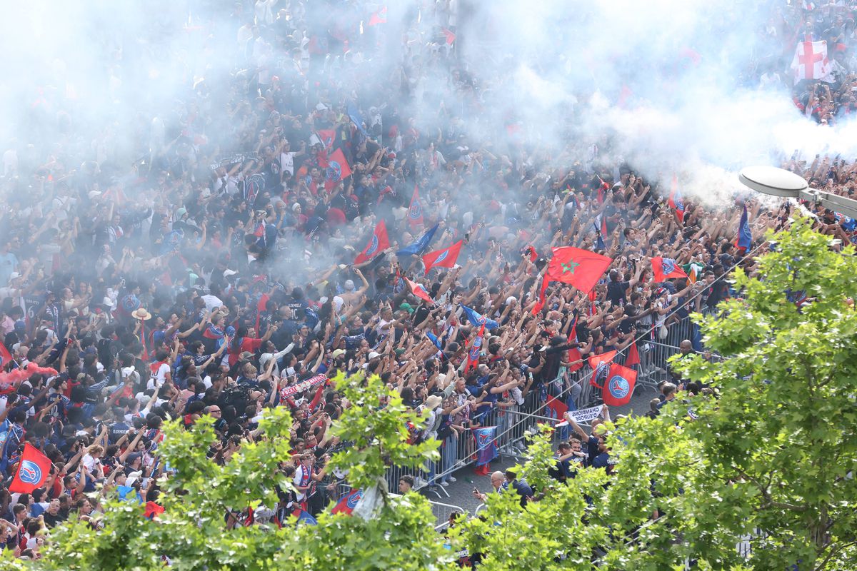 Parisul, în sărbătoare! Imagini memorabile: zeci de mii de fani au întâmpinat-o pe PSG » Discursul președintelui Macron