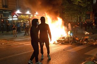 Emmanuel Macron a condamnat incidentele violente din Paris: „Vom urmări, vom pedepsi, vom fi neobosiți”