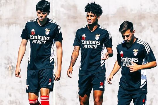 Mario Tudose, în stânga, la Benfica Lisabona / Sursă foto: Facebook