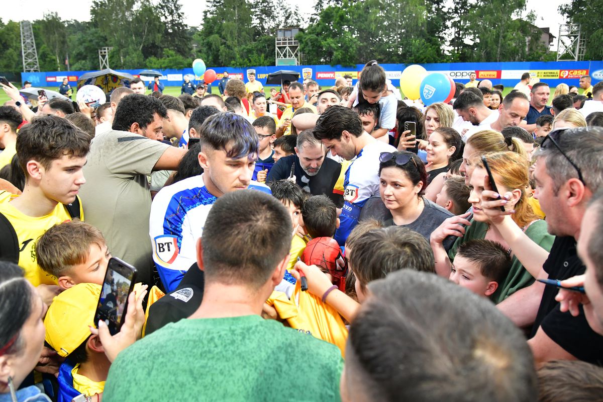 România a susținut un antrenament deschis înainte de dubla cu Austria și Cipru » De 1 iunie, tricolorii au dat autografe copiilor