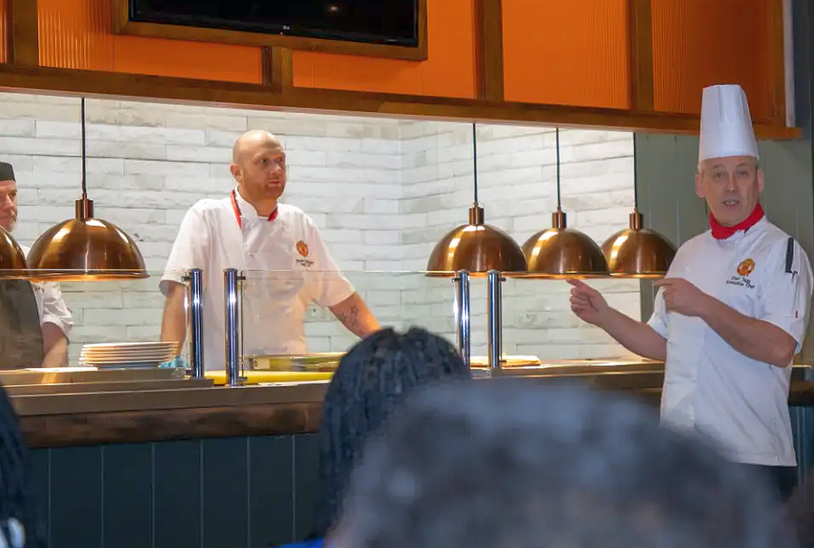 Darren Hamilton (centru), bucătarul-șef al lui Manchester United. Foto: Instagram Alimentele datorită cărora Cristiano Ronaldo este o mașinărie și la 40 de ani! Bucătarul a dezvăluit detalii despre alimentația superstarului