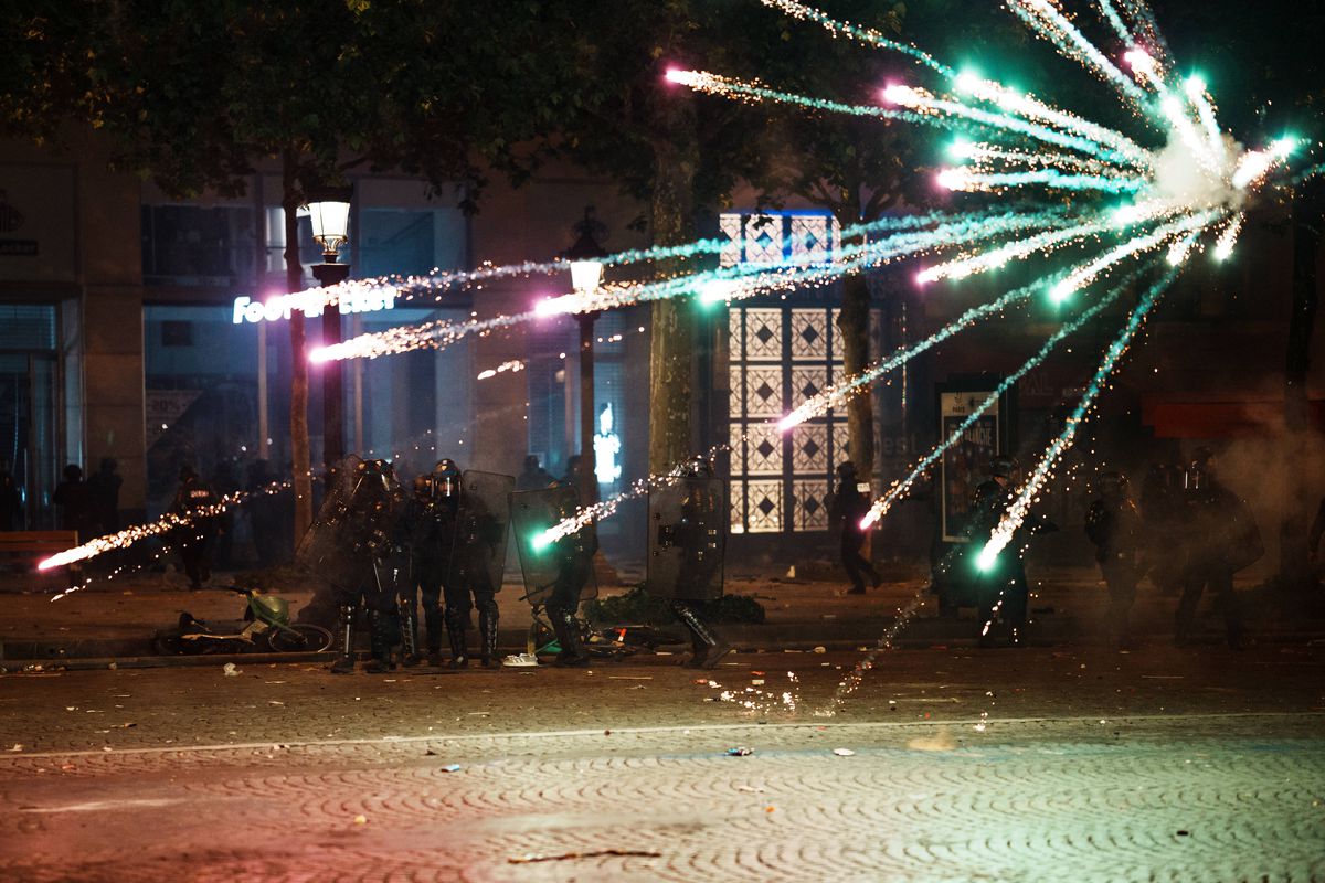 Emmanuel Macron a condamnat incidentele violente din Paris: „Vom urmări, vom pedepsi, vom fi neobosiți”