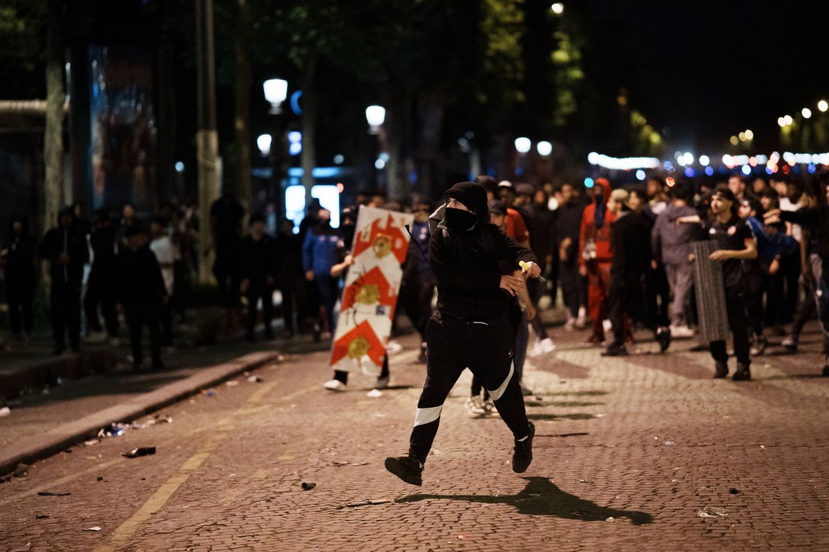 Emmanuel Macron a condamnat incidentele violente din Paris: „Vom urmări, vom pedepsi, vom fi neobosiți”