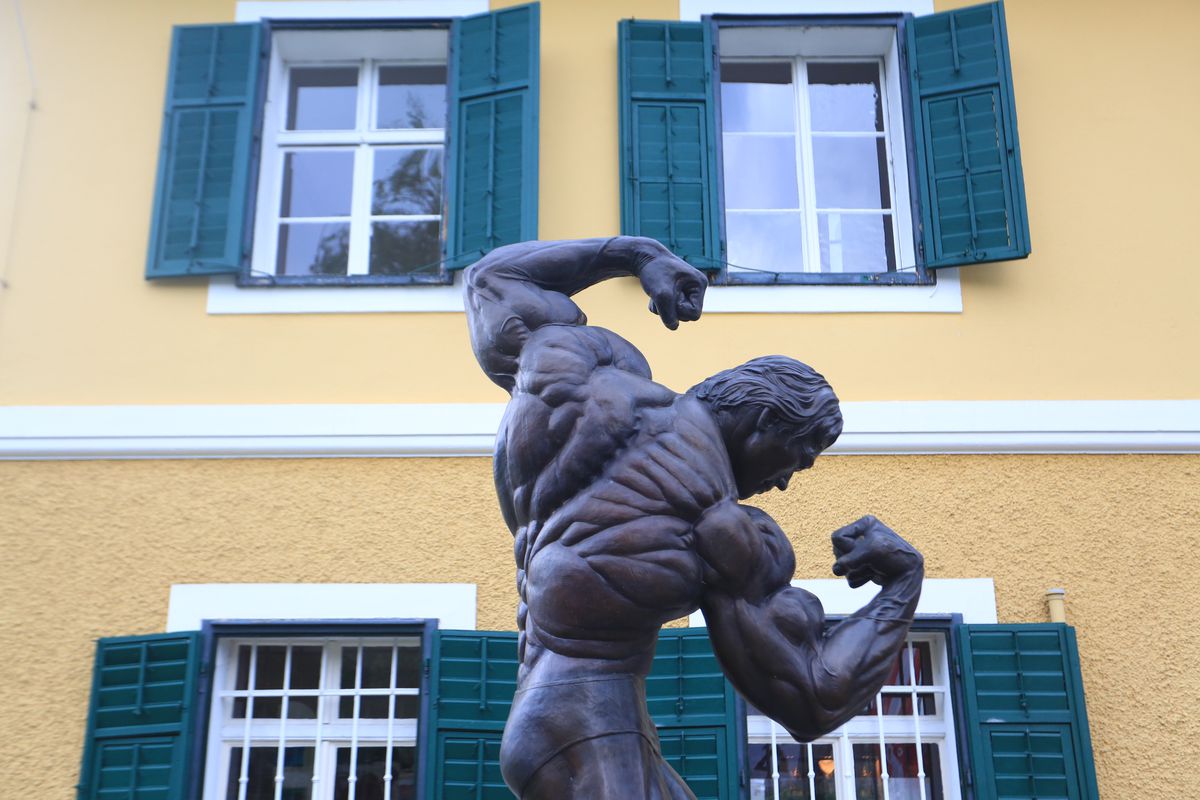 Casa lui Arnold Schwarzenegger, la 45 de minute de România U21 » Trei lumi într-una și peste 1000 de obiecte unicat în arhiva intimă a „Terminatorului”