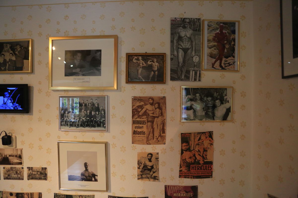 Casa lui Arnold Schwarzenegger, la 45 de minute de România U21 » Trei lumi într-una și peste 1000 de obiecte unicat în arhiva intimă a „Terminatorului”