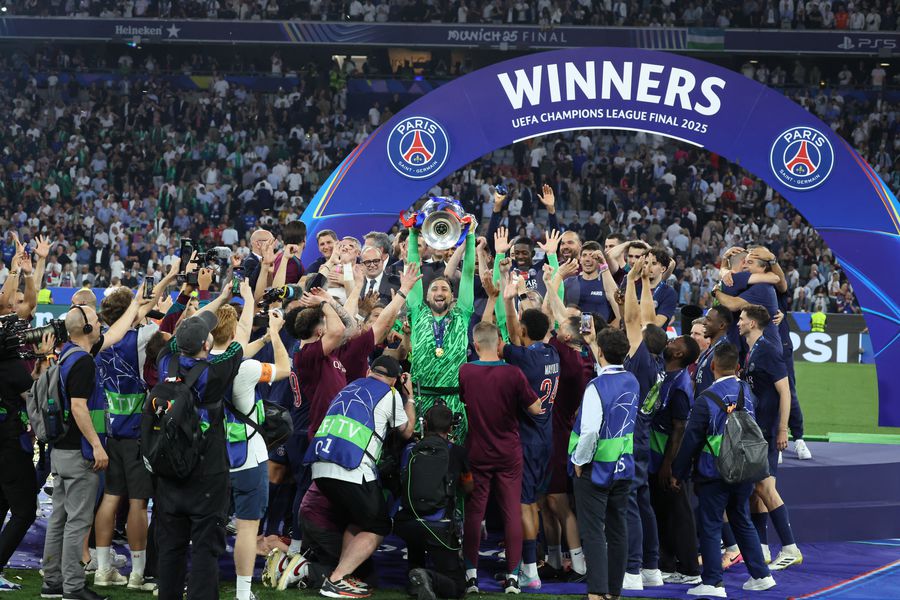 Imagini de la finalul partidei PSG - Inter Milano 5-0 FOTO: Ionuţ Iordache (GSP) UEFA sparge banca: 40% mai mulți bani cluburilor! » Alt miliard de la sponsori + Schimbare istorică în 2027