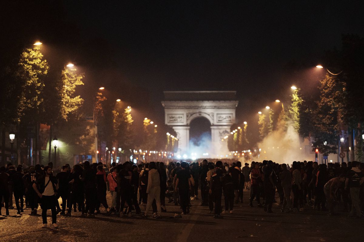 Emmanuel Macron a condamnat incidentele violente din Paris: „Vom urmări, vom pedepsi, vom fi neobosiți”