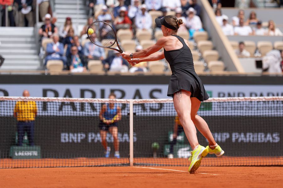 Elina Svitolina a salvat trei mingi de meci și este pentru a cincea oară în sferturi de finală la Roland Garros: „Încerc să mențin steagul Ucrainei fluturând”