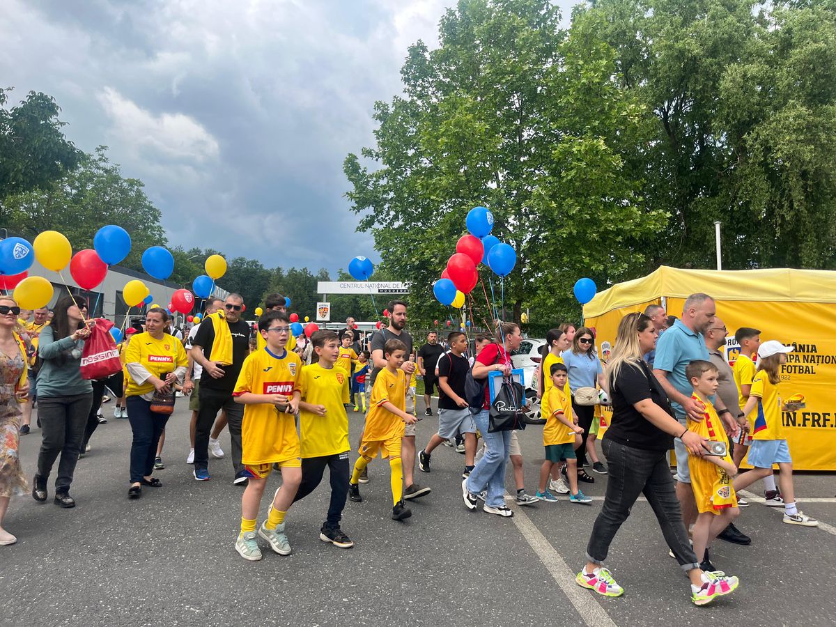 România, antrenament deschis publicului înainte de dubla cu Austria și Cipru » Fotbaliștii au dat autografe copiilor
