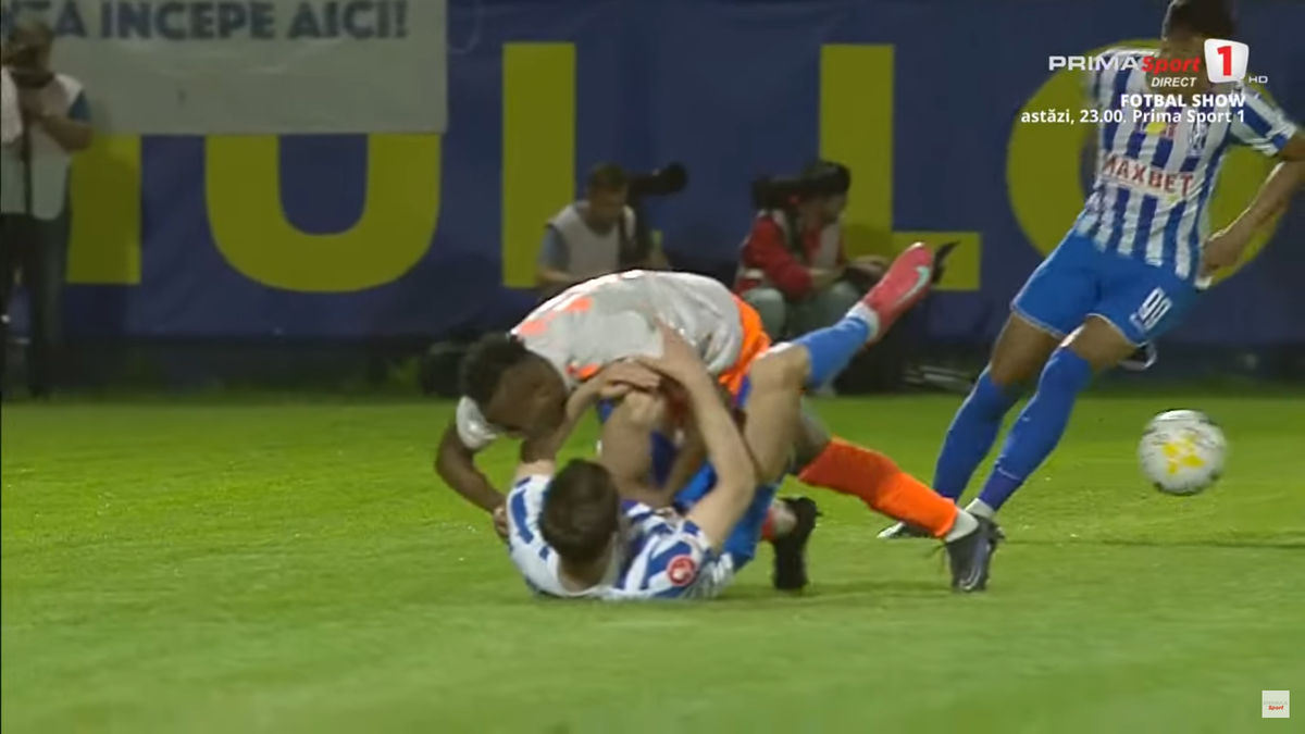 Accidentare horror la Metaloglobus - Poli Iași! Jucătorul a fost transportat cu ambulanța la spital