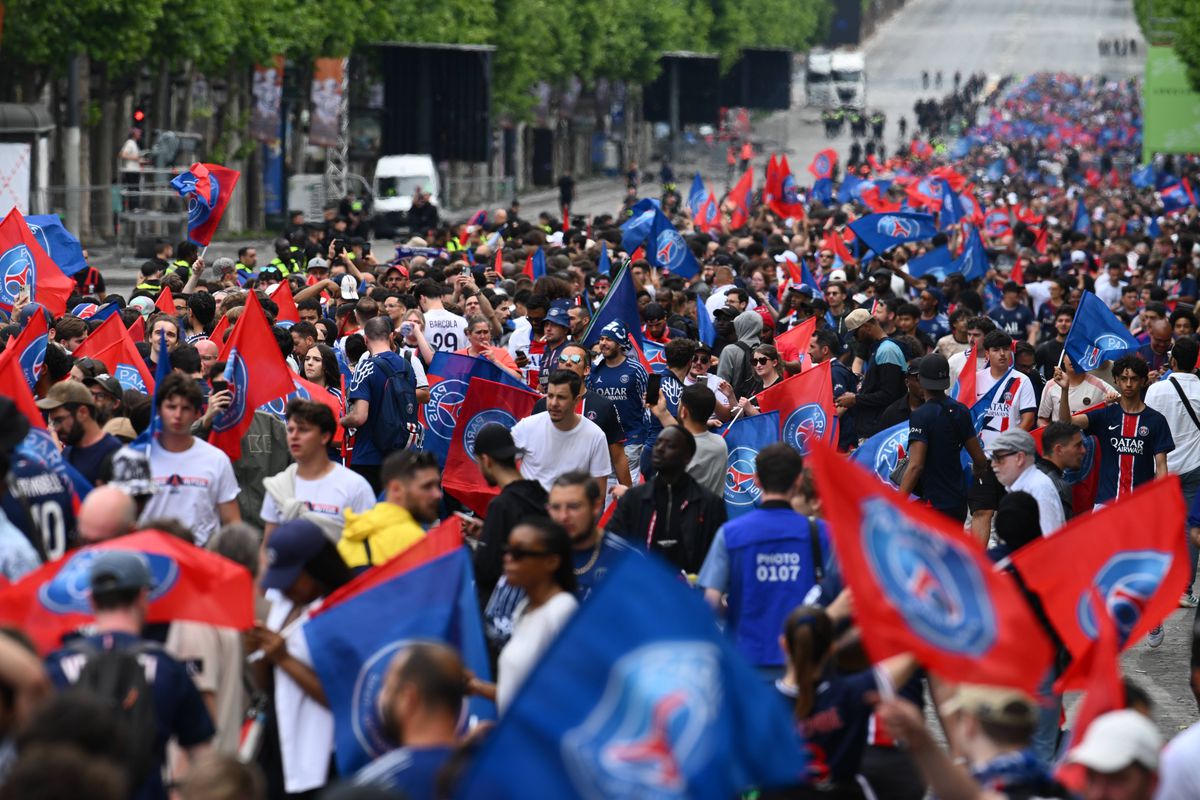 Parisul, în sărbătoare! Imagini memorabile: zeci de mii de fani au întâmpinat-o pe PSG » Discursul președintelui Macron