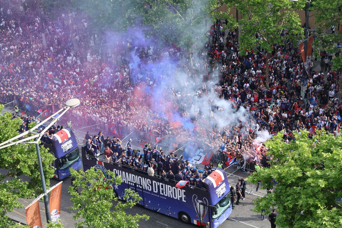 Parisul, în sărbătoare! Imagini memorabile: zeci de mii de fani au întâmpinat-o pe PSG » Discursul președintelui Macron